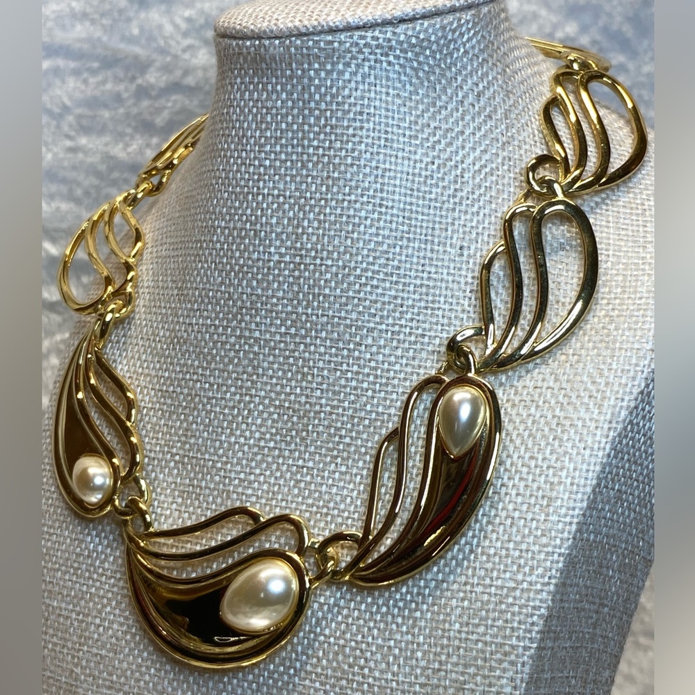 Gold Napier Stylized Pasiley Teardrop Pearl 'Pearl Bouquet' Statement Necklace - Picture 5 of 8